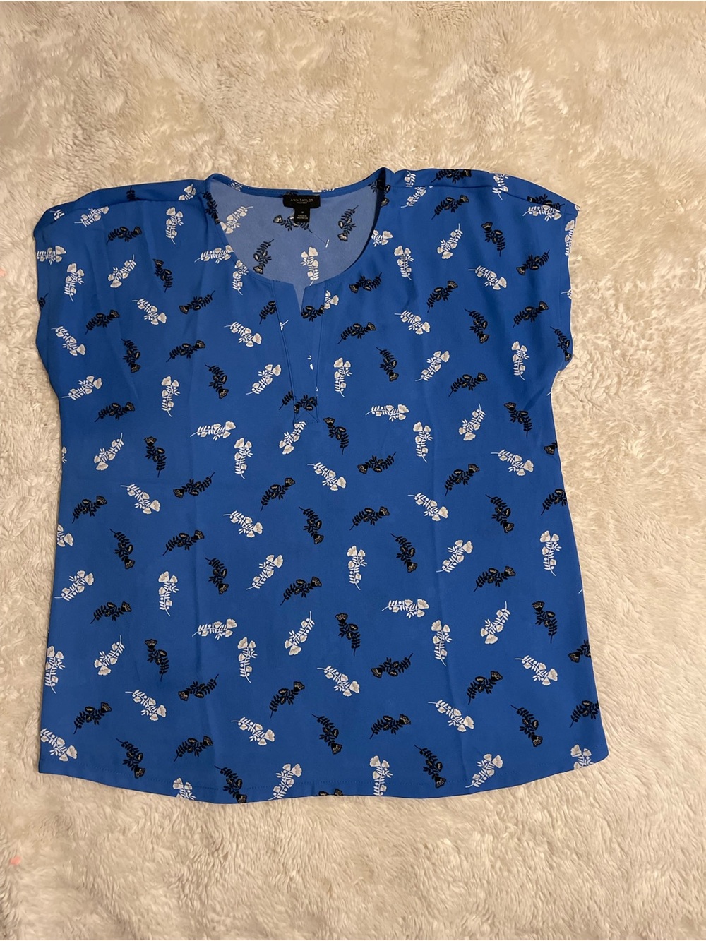 Ann Taylor Factory Blue Floral Blouse Medium Cap Sleeve Top 21.5 Pit to Pit